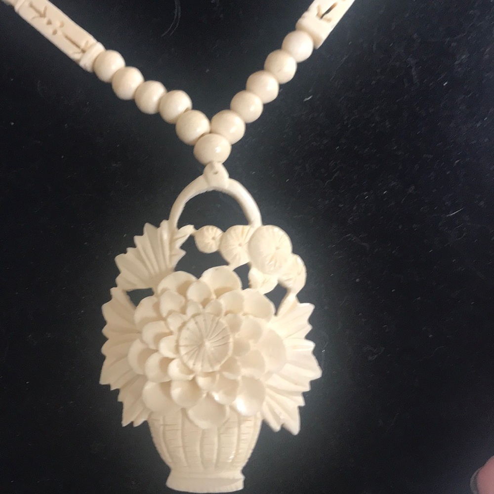 “VINTAGE” FLORAL BASKET” PENDANT Necklace. - Picture 3 of 16